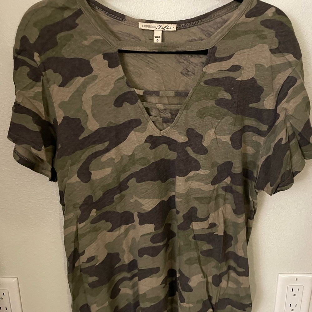 Express Women’s One Eleven collectablecamouflage T-shirt size M